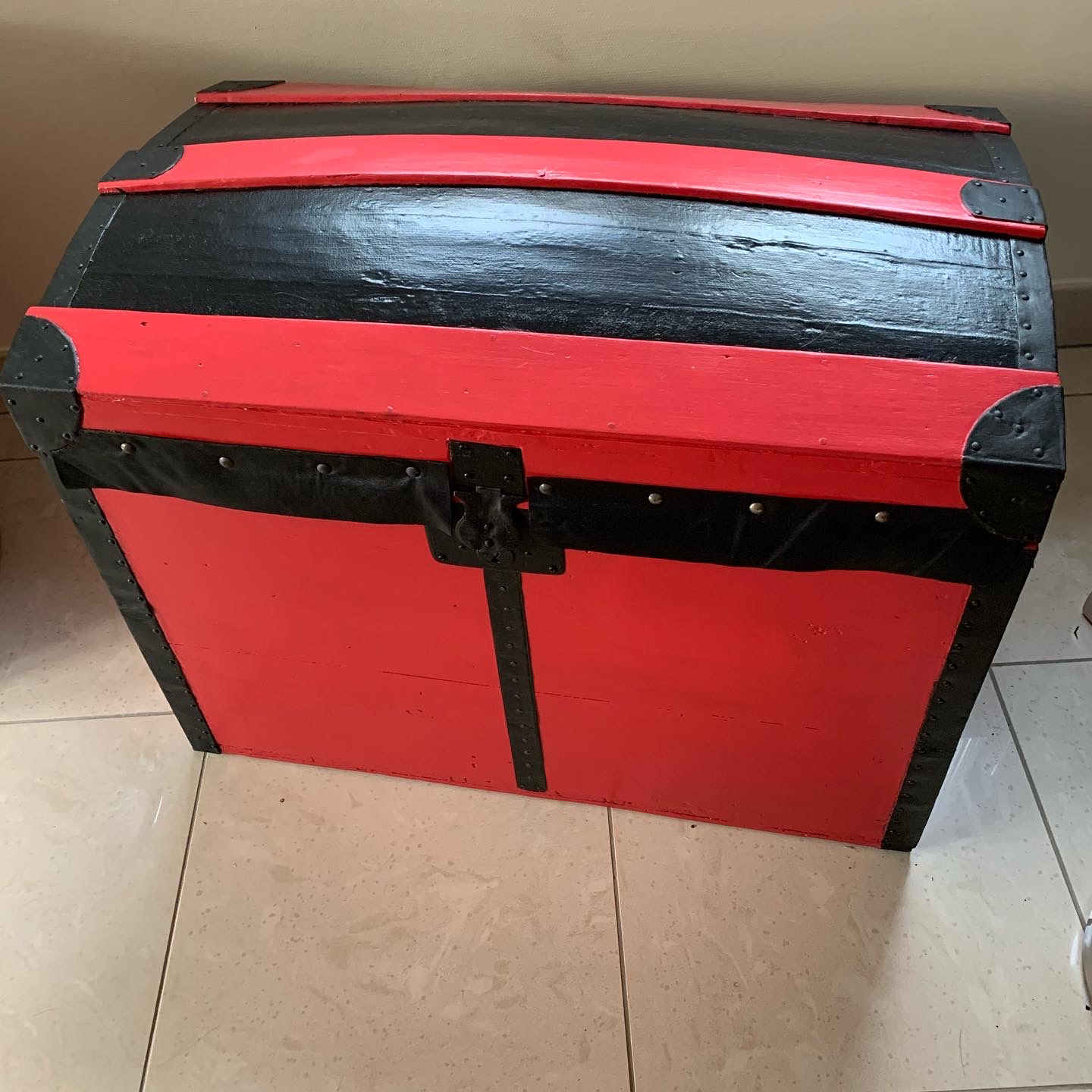 Malle vintage de 1880 rénovée en rouge et noir